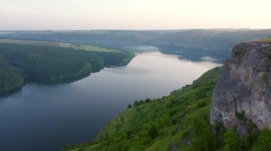 Büyük nehrin manzarası ve kuşbakışı yeşil vadi. UHD 4k video ile çekildi.