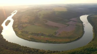 Dinyester Nehri 'nin yamacında uçan bir dronun panoramik görüntüsü. UHD 4k video ile çekildi.