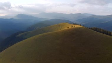 Kuşbakışı bakınca muhteşem yeşil tepeler. UHD 4k video ile çekildi.
