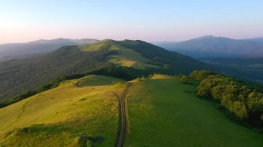 Kuşbakışı manzaralı yeşil tepeler. UHD 4k video ile çekildi.