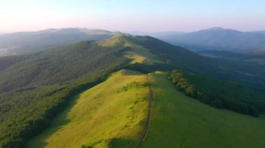 Kuşbakışı manzaralı görkemli yeşil tepeler. UHD 4k video ile çekildi.