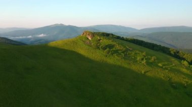 Kuşbakışı manzaralı muhteşem yeşil tepeler. UHD 4k video ile çekildi.