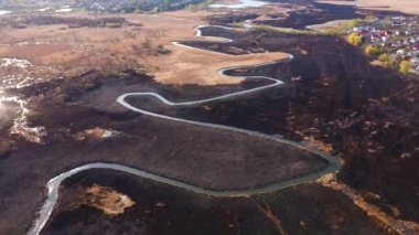 Seret nehrinin doğal koruma alanındaki yanmış kuru otlar, kuş bakışı bir bakış açısından. UHD 4k video ile çekildi.