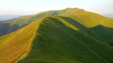 Güneş ışığında inanılmaz yeşil dağ sıraları. 4k, İHA videosu ile çekilmiştir..