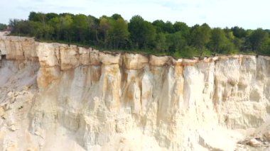 Bazalt taş ocağının dik uçurumlarındaki İHA 'nın panoramik görüntüsü. 4k 'lık bir videoda çekildi.