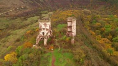 Chervonograd Kalesi 'nin (Castrum rubrum) kalıntıları. Kuş bakışı. Yeri Nurkiv köyü, Ternopil bölgesi, Ukrayna, Avrupa. Sinematik çekim. UHD 4k video 'da çekildi. Toprağın güzelliği.