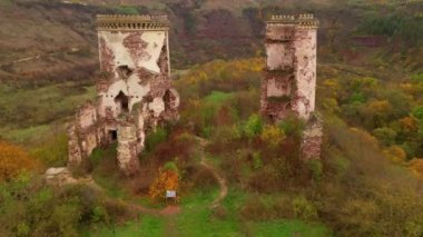 Chervonograd Kalesi 'nin (Castrum rubrum) harabeleri kuş bakışı görülür. UHD 4k video ile çekildi.
