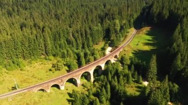 Eski bir Avusturya viyadük üzerinde İHA uçağı bir yaz günü. UHD 4k video ile çekildi.