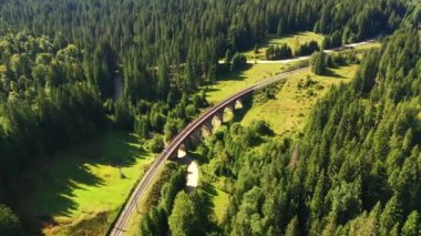 Eski bir Avusturya viyadük üzerinde İHA uçağı bir yaz günü. UHD 4k video ile çekildi.
