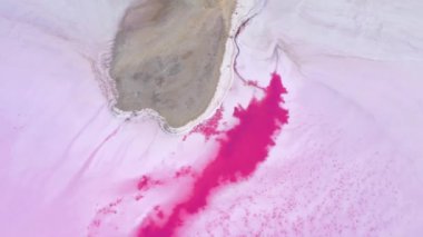 Pembe tuz bataklığındaki boyalı yüzeyi olan dronun soyut görüntüsü. 4k 'lık bir videoda çekildi.