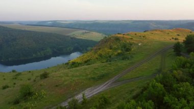 Nehir kanyonunun görkemli manzarası ve kuş bakışı yeşil tepeler. UHD 4k video ile çekildi.