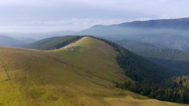 Güneşli bir günde Alp otlağındaki bir İHA 'nın muhteşem görüntüleri. UHD 4k video ile çekildi.