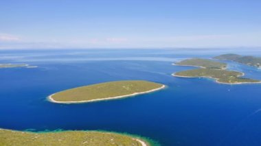 Losinj adasından küçük Ilovik adasının inanılmaz manzarası. UHD 4k video ile çekildi.