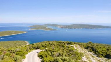 Losinj adasından küçük Ilovik adasının muhteşem manzarası. UHD 4k video ile çekildi.