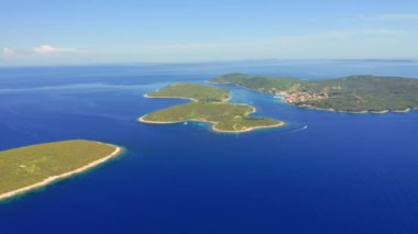 Losinj adasından küçük Ilovik adasının muhteşem manzarası. UHD 4k video ile çekildi.