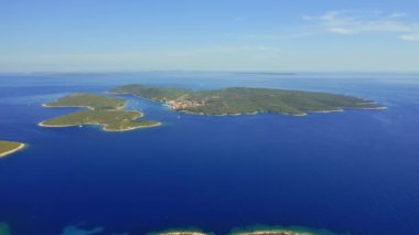Losinj adasından küçük Ilovik adasının inanılmaz manzarası. UHD 4k video ile çekildi.