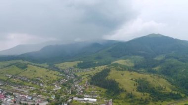 Sağanak yağmur baharda dağları sular altında bırakır. UHD 4k video ile çekildi.