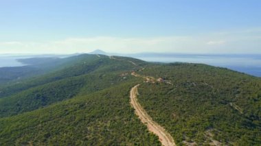 Losinj adasının yeşil ağaçlık dağ sırası kuş bakışı. UHD 4k video ile çekildi.