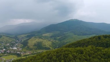 Sağanak yağmur baharda dağları sular altında bırakır. UHD 4k video ile çekildi.