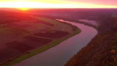 Bir kuşun gözünden huzurlu bir nehir yatağı. UHD 4k video ile çekildi.
