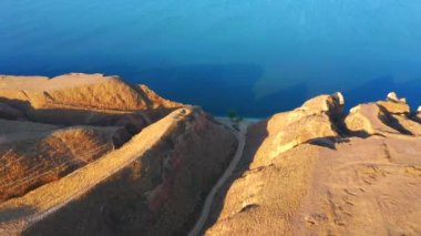 Kuş bakışı görülebilen kumlu tepelerin muhteşem rahatlama şekilleri. UHD 4k video ile çekildi.
