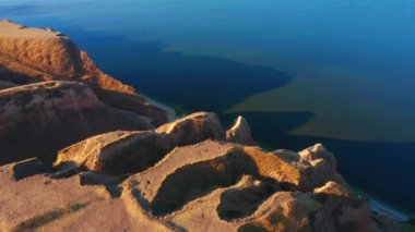 Kumlu tepelerin kuşbakışı soyut rahatlama şekilleri. UHD 4k video ile çekildi.