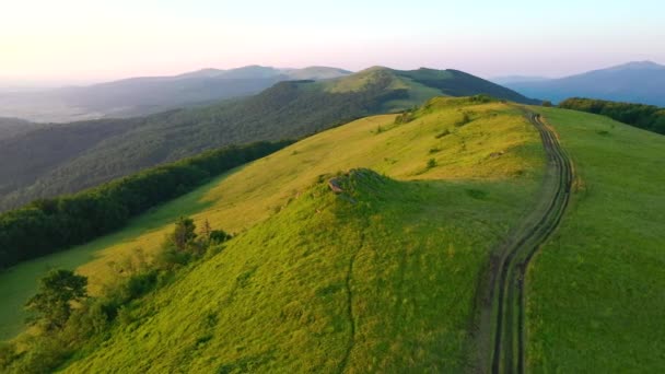 Живописные Зеленые Холмы Высоты Птичьего Полета Съемки Видео Uhd — стоковое видео