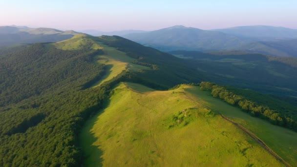 Prachtige Groene Heuvels Vanuit Vogelperspectief Gefilmd Uhd Video — Stockvideo
