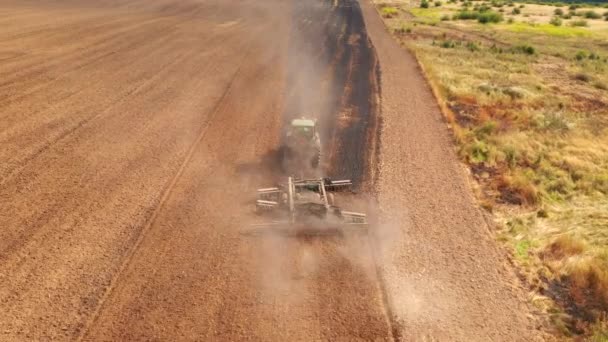 Een Industriële Trekker Ploegt Het Grondveld Vanuit Vogelperspectief Gefilmd Uhd — Stockvideo