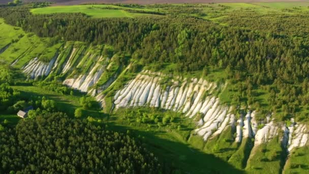 Helicóptero Sobrevolando Las Colinas Tiza Blanca Bosque Verde Filmado Vídeo — Vídeos de Stock