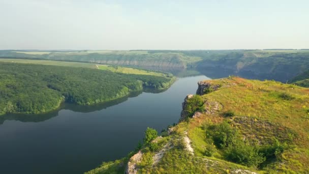 Increíble Cañón Río Verdes Colinas Día Soleado Filmado Vídeo Uhd — Vídeos de Stock