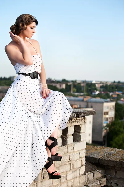 Young women on the roof building. — Stock Photo, Image