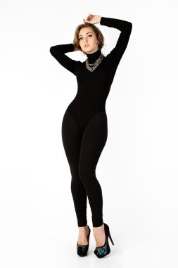 siyah elbiseli kadın.