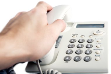 Telefonun bir elinde.