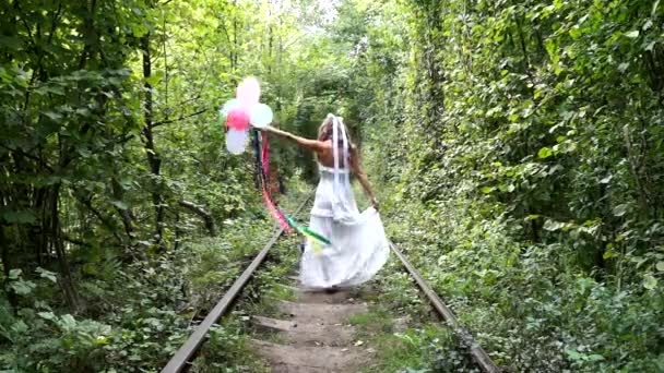 Счастливая Невеста Идущая Рельсам Посреди Летнего Леса — стоковое видео