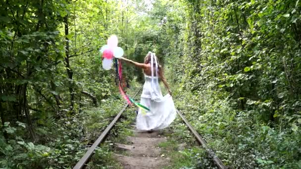 Ragazza a piedi lungo la ferrovia foresta . — Video Stock