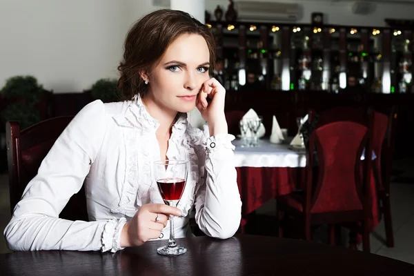 Uma mulher sentada à mesa no restaurante . — Fotografia de Stock