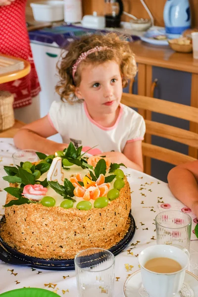 Праздничный торт — стоковое фото