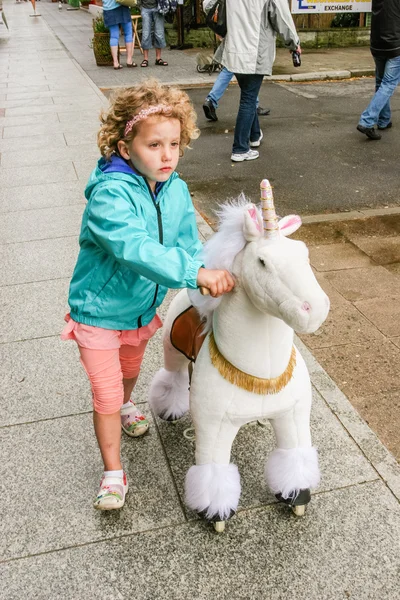 Weißes Einhorn reiten — Stockfoto