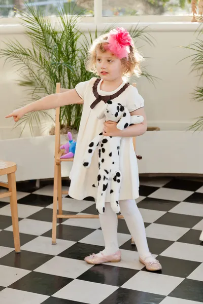 Menina em vestido branco — Fotografia de Stock