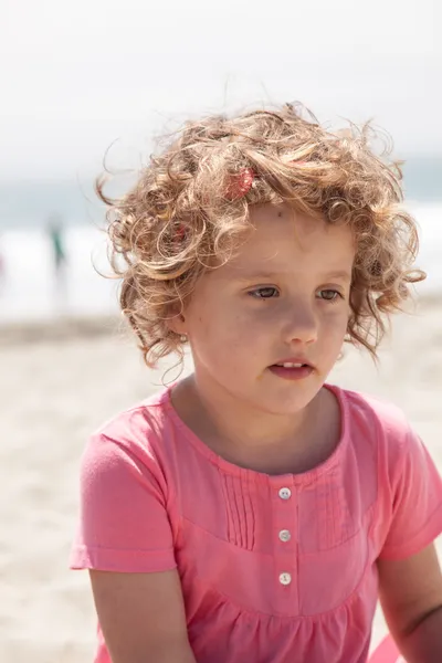 Spela på stranden — Stockfoto