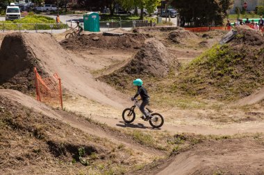 Aptos Köyü - 14 Nisan: 4 yıllık Santa Cruz Mountain Bike Fe