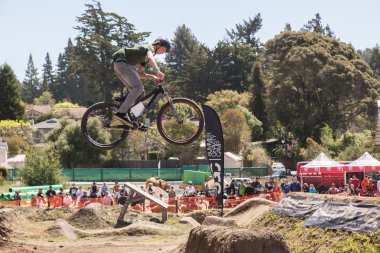 Aptos Köyü - 14 Nisan: 4 yıllık Santa Cruz Mountain Bike Fe