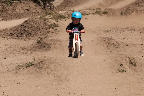 Aptos Köyü - 14 Nisan: 4 yıllık Santa Cruz Mountain Bike Fe — Stok fotoğraf