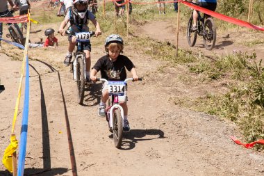 Aptos Köyü - 14 Nisan: 4 yıllık Santa Cruz Mountain Bike Fe