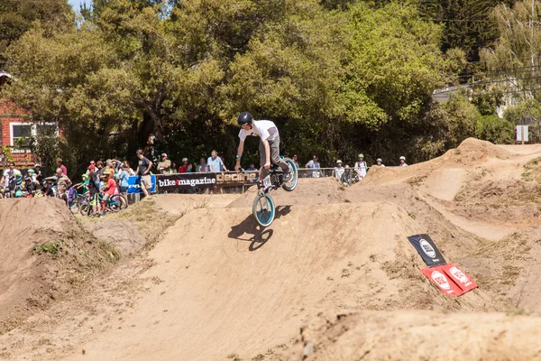 APTOS VILLAGE - 14 DE ABRIL: 4ª Bicicleta de Montaña Anual Santa Cruz Fe — Foto de Stock