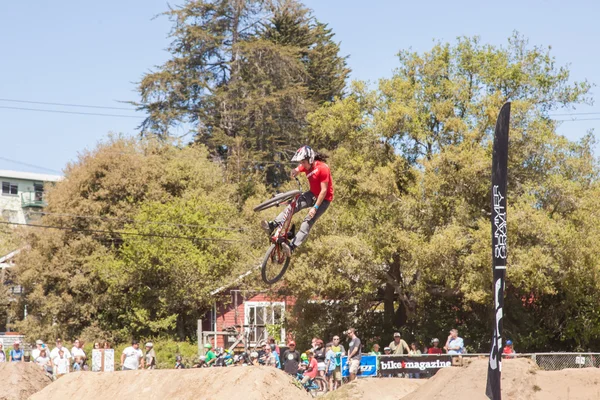 APTOS VILLAGE - APRIL 14: 4th Annual Santa Cruz Mountain Bike Festival on April 13 & 14, 2013 in Aptos Village, California. — Stock Photo, Image