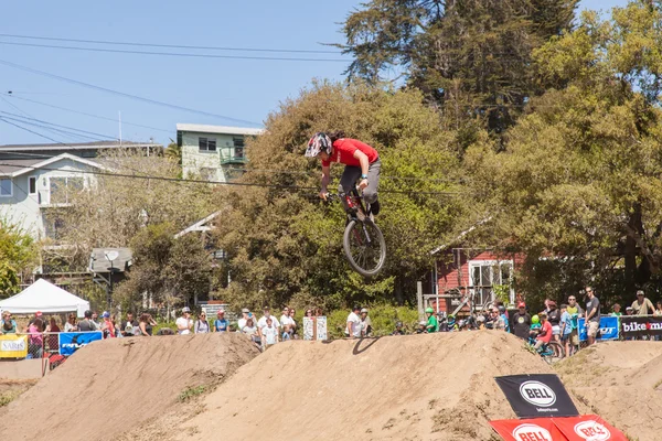 APTOS VILLAGE - 14 DE ABRIL: 4º Festival Anual de Bicicletas de Montaña de Santa Cruz los días 13 y 14 de abril de 2013 en Aptos Village, California . — Foto de Stock