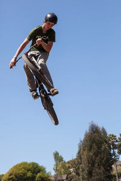 APTOS VILLAGE - 14 DE ABRIL: 4º Festival Anual de Bicicletas de Montaña de Santa Cruz los días 13 y 14 de abril de 2013 en Aptos Village, California . —  Fotos de Stock