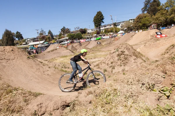 APTOS VILLAGE - 14 DE ABRIL: 4º Festival Anual de Bicicletas de Montaña de Santa Cruz los días 13 y 14 de abril de 2013 en Aptos Village, California . — Foto de Stock